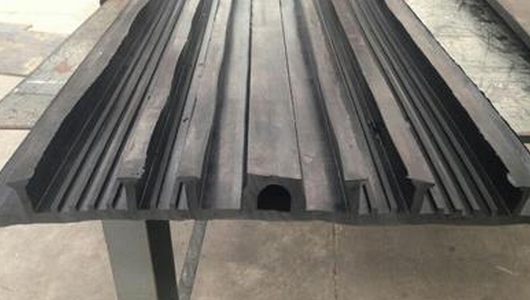 使用外貼式止水帶時(shí)應(yīng)注意的質(zhì)量問(wèn)題