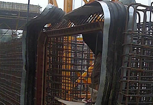 鋼邊止水帶固定方法